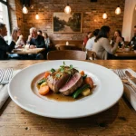 Assiette de canard rôti avec légumes de saison et jus de viande dans un restaurant bistronomique de Bordeaux Lac