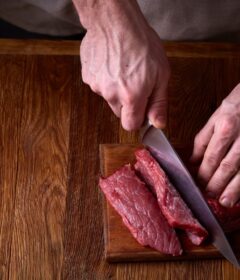 Un homme coupe un morceau de viande