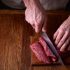 Un homme coupe un morceau de viande