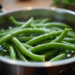 Haricots verts frais blanchis dans l'eau bouillante