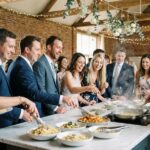 Groupe d invités élégants dégustant des pâtes fraîches lors d’un mariage