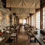 Vue panoramique d'un restaurant japonais gastronomique en Auvergne-Rhône-Alpes, mêlant architecture française et décor japonais épuré